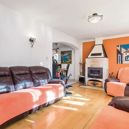 Holiday home Lovely In With Kitchen Vele Mune